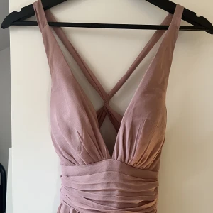 Rosa långklänning från Nelly  - Rosa långklänning från Nelly  Aldrig använd därmed prislappen kvar  Perfekt till balen Storlek 34