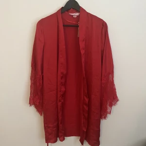 Satin kimono röd - Från hunkemöller, aldrig använd 