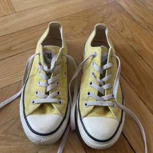 Gula Converse - Gula snygga converse, i jättebra skick, bara smutsiga på bilden men det tvättas lätt i maskin!