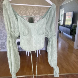 Sommartopp - Jättefin topp med snörning i ryggen och puffiga ärmar. Aldrig använd då den är för liten för mig i brösten://