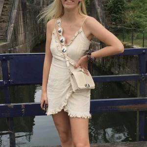 Linneklänning - Jättefin sommarklänning som tyvärr inte passar mig längre! 