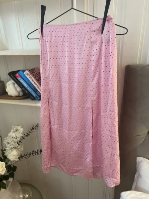 Hm kjol - Söt satinkjol från hm med två slitsar framtill. Säljer pga sitter för tajt på mig vid rumpan. Frakt tillkommer 💓