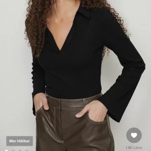 Tröja nakd  - Fin ribbad tröja från nakd, vidare armar och fin urringning🖤 helt ny