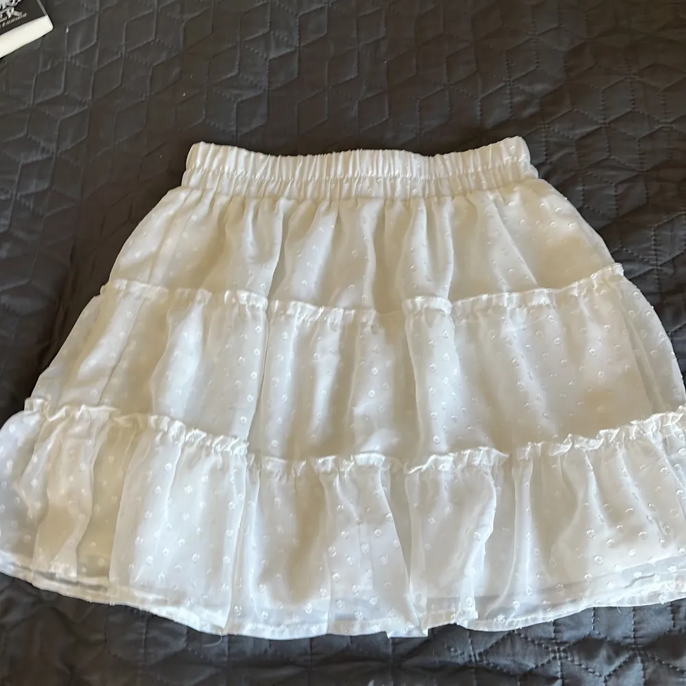 Jag säljer denna vita kjolen pågrund av att den är för stor på mig, det är två små fläckar på den som du ser på bild 2 därför säljer jag kjolen lite billigare. Skriv till mig om du är intresserad🍓❤️. Kjolar.