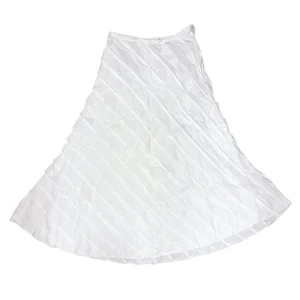 Mönstrad Långkjol  - Varan kan köpas direkt på vår hemsida, ettmarke.se Färg: Vit. Modell: Långkjol. Med dragkedja. Storlek: 36 enligt lapp.  Kan passa mindre storlekar om den bärs lågmidjat. Midja platt rakt över utan utsträckning: 35,5 cm Totallängd (från midjan): Ca 85 cm 