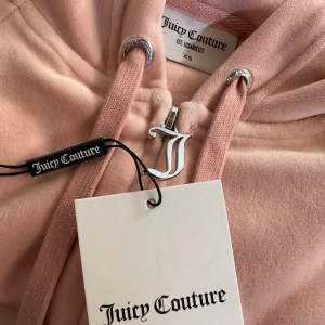En helt ny och oanvänd Juicy couture kofta i färgen rosa med rainstones på ryggen, skriv om ni är intresserade💕 BARA seriösa köpare!