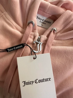 Juicy couture kofta  - En helt ny och oanvänd Juicy couture kofta i färgen rosa med rainstones på ryggen, skriv om ni är intresserade💕 BARA seriösa köpare!