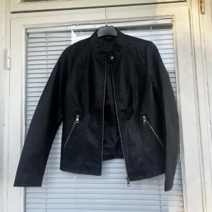 Vintage faux leatherjacket läderjacka vegan skinnjacka bikerjacka ekoläder fejkläder bikerjacka motorcykeljacka  - Supersöt vintage läderjacka (ej äkta läder) säljes. Upplevs som en strl: M. 