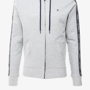 Tommy hilfiger tröja  - Luv tröja av Tommy hilfiger väldigt bra skick ny pris är 899kr 