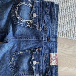 True religon jeans - (Lånade bilder!) Ett par trueys i modellen bootcut jag köpte här på plick. Jag säljer dessa för dom tyvärr var förstora i midjan och lite långa i benen på mig som är 162🩷 39 cm rakt över midjan, 100 cm ytterben.Skriv bara om du vill ha bilder på dom☺️