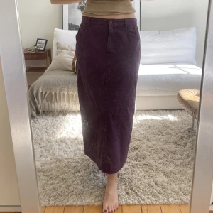 Lila jeanskjol - Jättefin lika jeanskjol köpt secondhand. Storlek 40 på den men den går o ha lågmidjat på mig som är 170 cm och vanligtvis en xs-s 