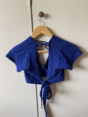En topp - Aldrig använd och i bra skick ursprungspris 150kr och den är köpt i spanien det är öppen rygg som man knyter köparen betalar för frakten