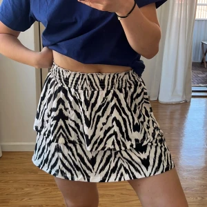 Zebrakjol  - En jättecool zebrakjol i storlek S från Gina Tricot, 100kr + 55kr i frakt 🦓🦓