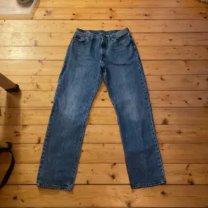 Levi’s 501 jeans i nyskick, endast använda två gånger och helt oskadda. Midja: 29 Längd: 32 Nypris: ca 1100kr (tror jag)