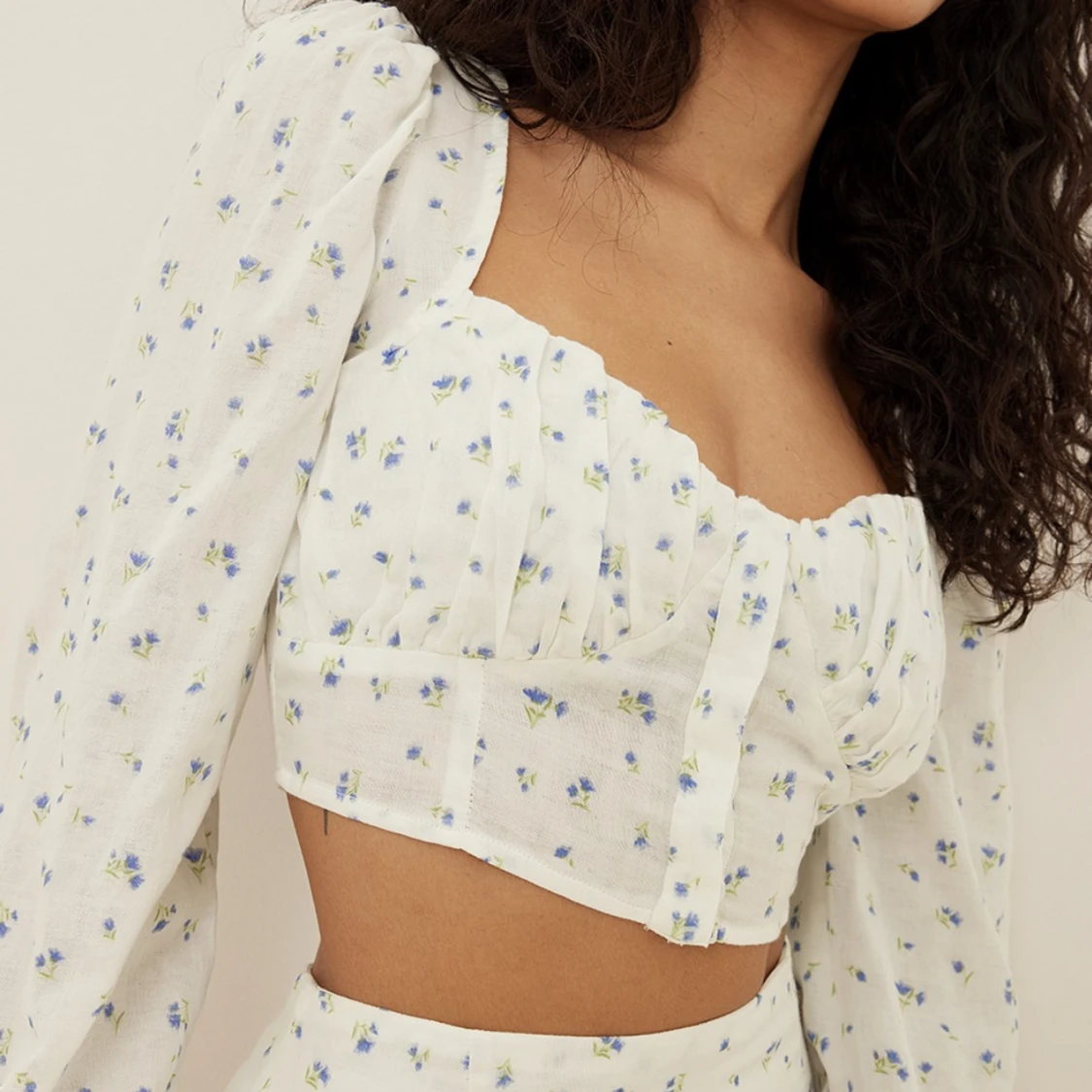 NA-KD - långärmad blus med rynkdetalj