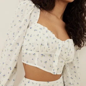 NA-KD - långärmad blus med rynkdetalj - Jättefin blus från NA-KD. Storlek 40. Aldrig använd! Prislapparna sitter kvar💗 Slutsåld på NA-KD Pris: 200 kr + frakt  💗💗💗 