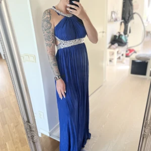 Balklänning/finklänning - Helt ny och oanvänd med prislapp kvar. Storleken heter 12 men passar mig bra som vanligtvis har medium.