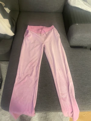 Juicy  - Säljer mina juicy för jag är gravid och dem passar inte längre antal fåtal gånger säljer för billigt pris skriv gärna prisförslag med! ☺️de är storlek S men ja har både S och M o dem har funkat för mig för dem är små i storleken 