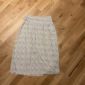 Säljer denna kjol från Gina trixig i stl M, använd fåtal gånger