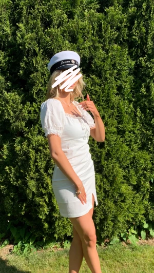 Studentklänning  - Vit klänning perfekt till studenten eller skolavslutning🤍 Endast använd en gång så i väldigt bra skick, köparen står för frakten🫶🏽