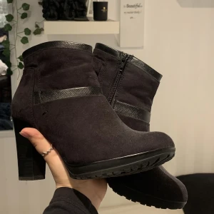 Svarta klackar - Snygga klackar som knappt är använda. Säljer pga för små i storlek