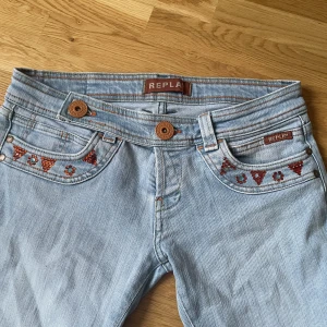 Replay jeans - Lågmidjade jeans med superfina detaljer! De är raka i modellen och ja säljer då dem är för små i låren för mig. De är knappt använda men med små defekter (se bild 3) köpta för 500 av en tjej på insta. För fler bilder och frågor kom privat! W 85cm L 83cm❤️