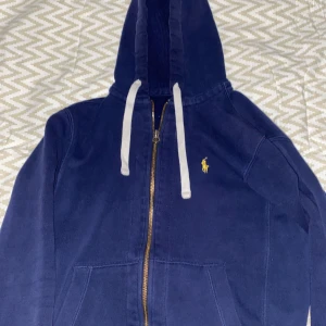 Polo Ralph Lauren kofta - Säljer en Polo Ralph Lauren kofta Storlek S 