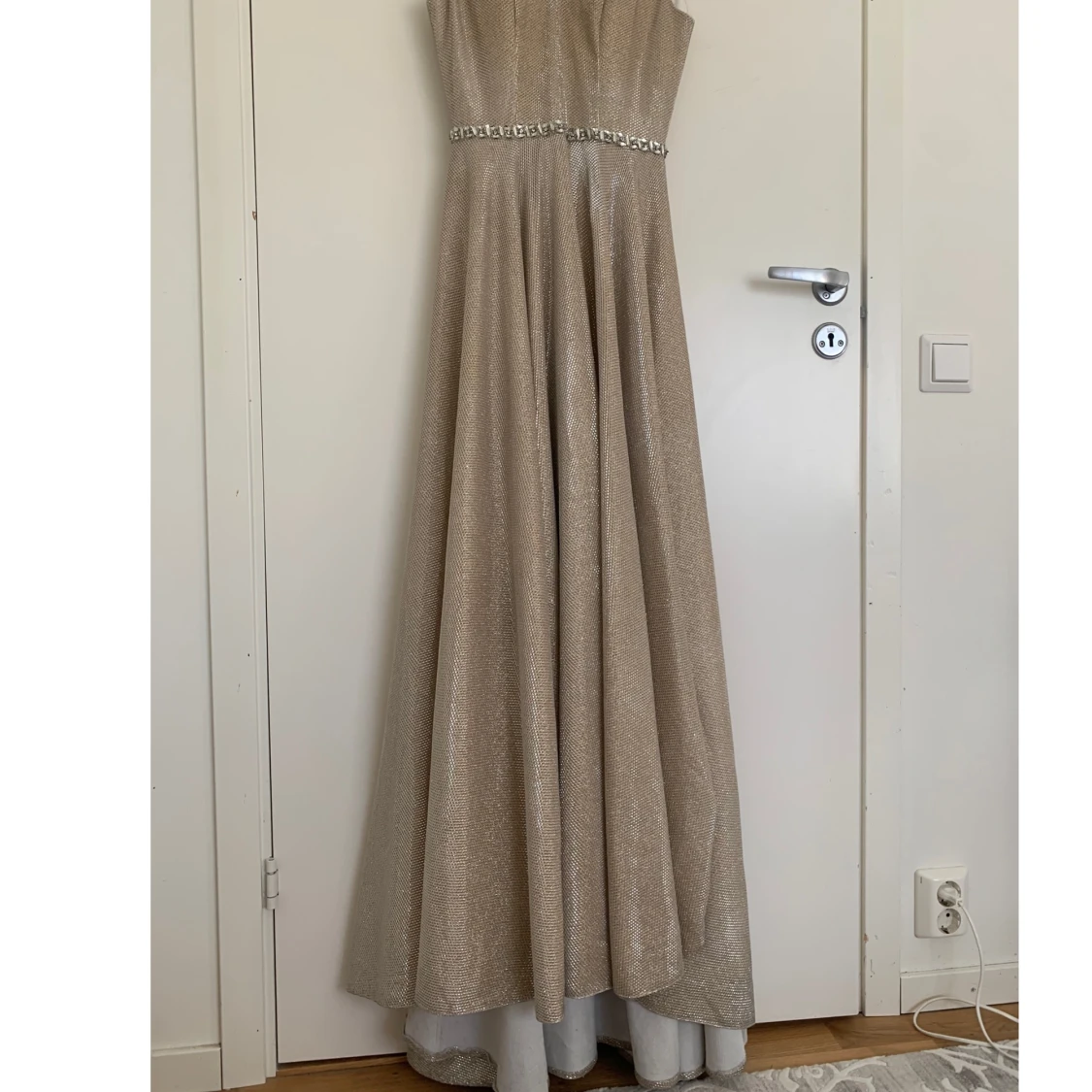 Fin och lång balklänning.  - 91