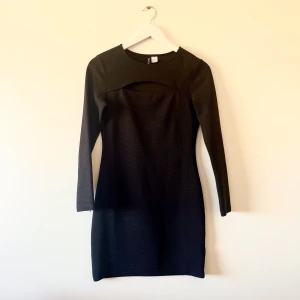 Svart, Långärmad, figursydd kortklänning - Casual klänning som är enkel att klä upp och ned✨ Figursydd med öppning över övre delen sv bröstet. Har använts sparsamt.