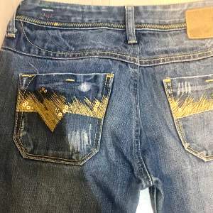 Jätte fina diesel jeans med guld paljett- detaljer som tyvärr är för små för mig. Klicka gärna på ”köp nu”💕
