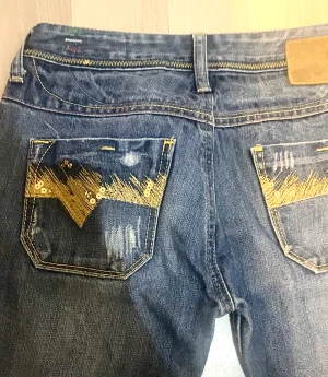 Diesel jeans - Jätte fina diesel jeans med guld paljett- detaljer som tyvärr är för små för mig. Klicka gärna på ”köp nu”💕