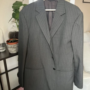 Oversized kavaj - Står ingen storlek men gissar XL.  Skick: avklippta axelvaddar annars fint skick. 