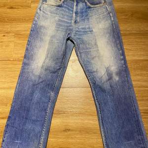 Tja! Säljer ett par riktigt nice jeans från Our Legacy i en third cut modell. I storlek 31 men passar även de i storlek 32/32. De är använda ett fåtal gånger och är i bra skick.