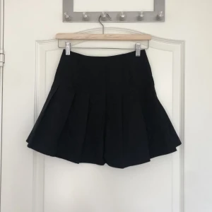 Tenniskjol - Svart tenniskjol i storlek xs. 