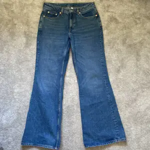 Säljer dessa jeans pga att de var för stora på mig. Helt nya, aldrig använda förutom när jag testade dem. Orginalpris: 500kr men säljer för 200kr Det är bara att höra av sig om frågor uppkommer. Priset kan diskuteras.