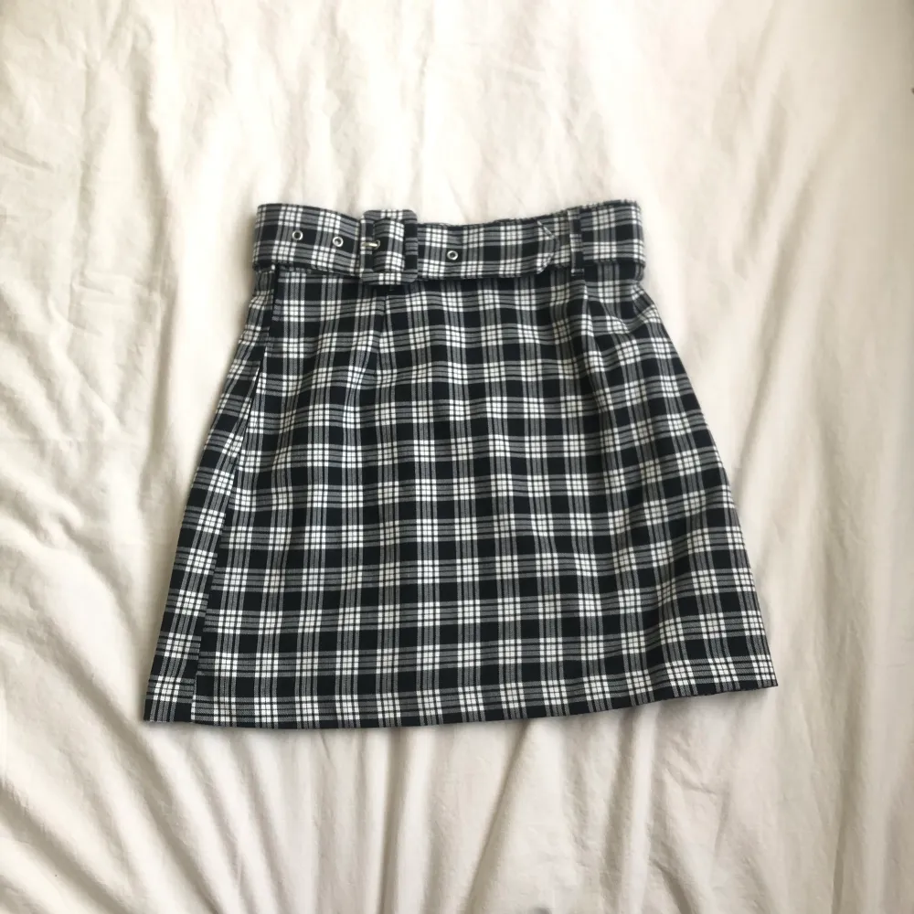 En kjol som är plaid och ger lite clueless vibbar. Fint skick och knappt använd. 💗 Använd gärna ” köp nu” . Kjolar.