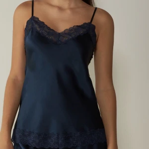Intimissimi set i silke - Set med linne och shorts i silke från Intimissimi. Färgen är intense Blue. I nyskick! Följsamt och fint fall, med justerbara band. Passar även mindre storlekar. Kom med prisförslag! 🦋   Nypris - Silk top, 529:-  Silk shorts, 479:-
