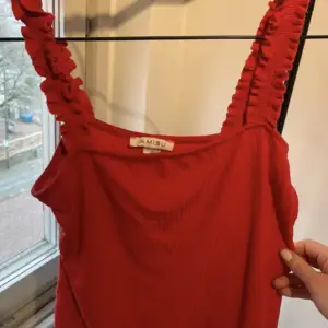 En rött linne som ej användts. Säljer billigt.  Passar alla storlekar