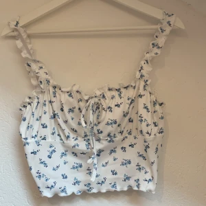 Vit top - Jätte fin sommar top från shein i st M men den är stretchig så passar nog större också💓