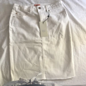Vit jeansskjol - Vit jeanskjol från only! Aldrig använd. Sitter så fint dock, man får så bra rumpa i den men oga flytt försöker jag rensa garderoben så gott jag kan! 🦋så fin till skolavslutningar!