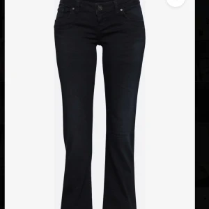 Ltb jeans - Snygga lågmidjade jeans, svarta, det är bootcut och passar till allt! Kom privat för fler bilder. Nypris 800kr!💘