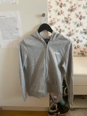  en grå Adidas tröja utan snören , kostar 35kr + 25kr frakt 