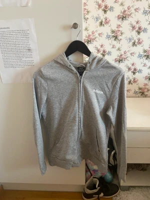 Tröja  -  en grå Adidas tröja utan snören , kostar 35kr + 25kr frakt 