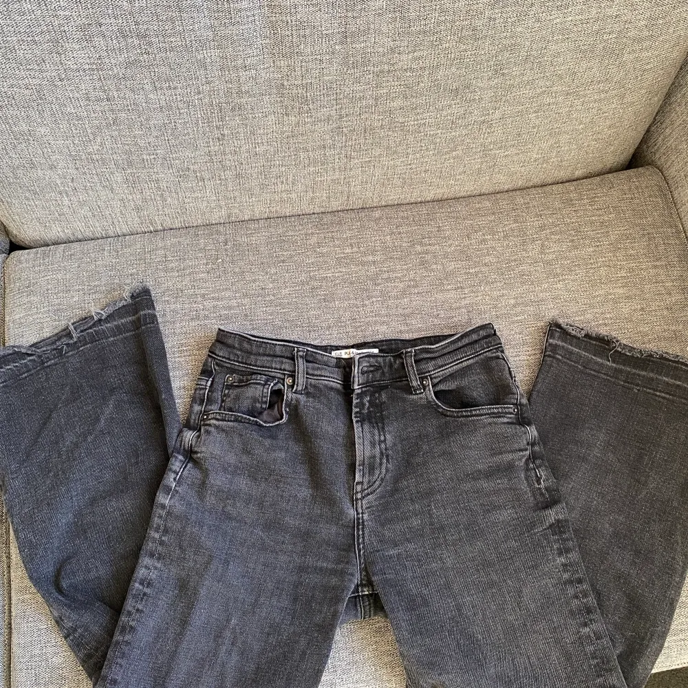 Svarta bootcut jeans👖. Säljs pågrund av att det har blivit tyvärr för korta för mig.  Strl är mindre än 36 som det står i jeansen skulle jag säga. Man får absolut pruta! Skriv privat om ni vill köpa eller är intresserad💗. Jeans & Byxor.