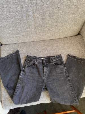 Bootcut jeans - Svarta bootcut jeans👖. Säljs pågrund av att det har blivit tyvärr för korta för mig.  Strl är mindre än 36 som det står i jeansen skulle jag säga. Man får absolut pruta! Skriv privat om ni vill köpa eller är intresserad💗