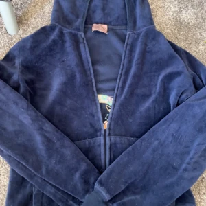 Juicy Couture kofta - Säljer denna jätte fina vintage blåa juicy couture koftan. Säljer den då den inte kommer till användning. Den är storlek L men passar mindre storlekar perfekt. Den är i väldigt bra skick och har inga defekter. Matchande byxor finns även på min profil 💕