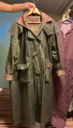 Coat - INTESSEKOLL på denna otroliga Fodrad oljerock från Mulburry med detaljer i läder från 1971!😻 Två fickor framtill. Invändigt delvis fodrar i rutig textil. Finns en matchande scarf till som man även kan köpa separat om man vill 😁🤩