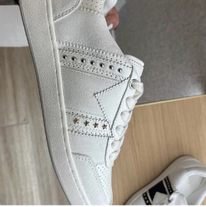 Maje skor - Säljer mina väldigt fina maje sneakers i storlek 37. Skorna har bara blivit använda ett få tal gånger och är i väldigt bra skick. Nypriset ligger på 2150kr. Kartong samt dustbag medföljer.😭