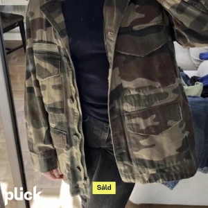 Militärjacka - Säljer min oanvända miltärjacka som är köpt på Plick då den inte kommer komma till någon användning 