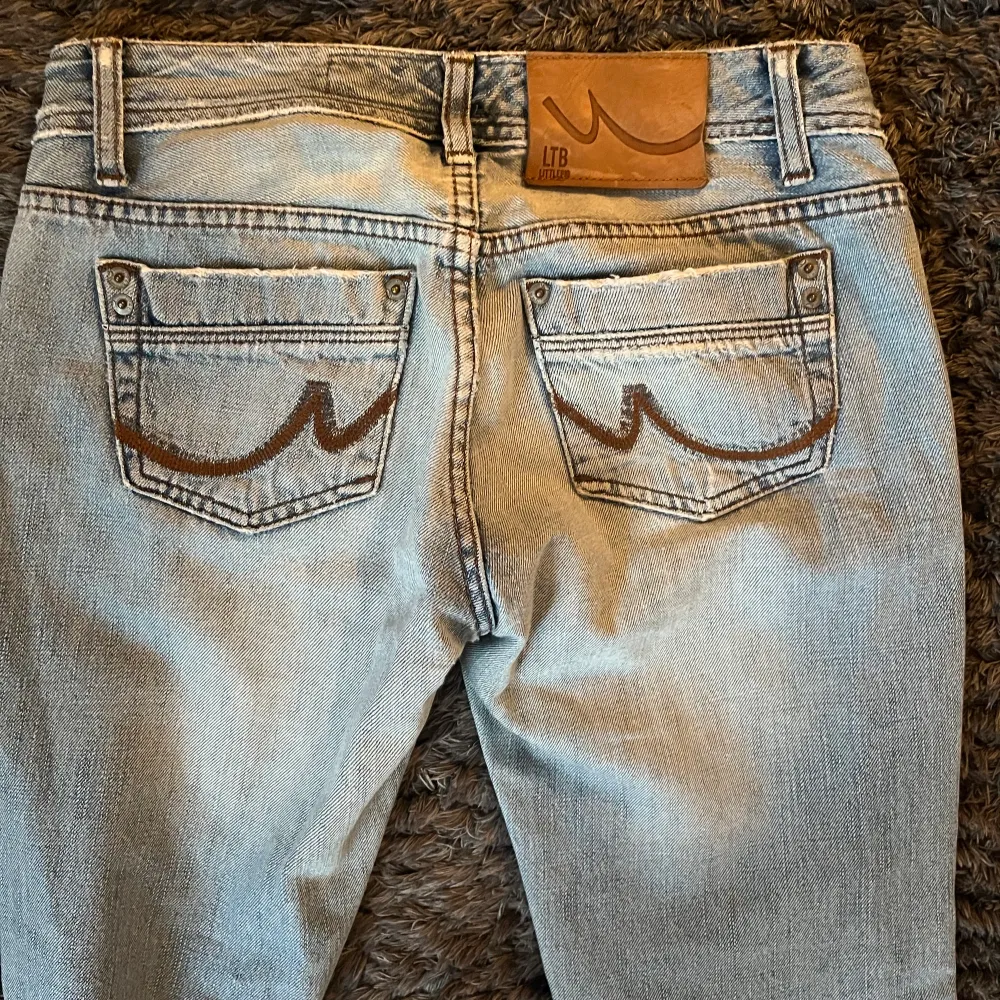 Säljer dessa as snygga LTB jeans i storlek W26xL30. Coola fickor med orange/brun färg, inte slitna och är i bra skick!! Om många intresserade blir det budgivning🌟❤️. Jeans & Byxor.